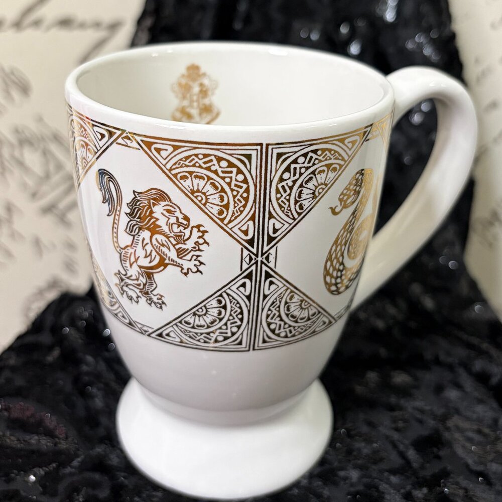 The Wizarding World of Harry Potter Hogwarts GOLD CREST Coffee Tea Mug Universal